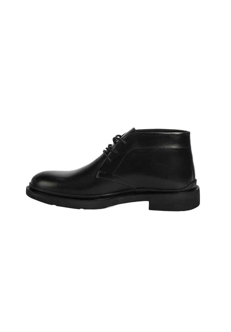 Bottines en cuir noir à finition lisse, avec un laçage à l'avant et un bout rond. Présentent une semelle en caoutchouc robuste et un design minimaliste.