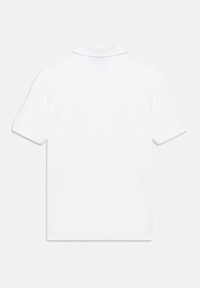 Λευκό πόλο πουκάμισο με γιακά, κοντά μανίκια και λεία υφή. Χωρίς σχέδια ή διακοσμήσεις. Καθαρή, μινιμαλιστική όψη από πίσω.