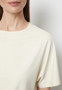 Marc O'Polo CUT ON SLEEVE - Basic T-shirt - off white