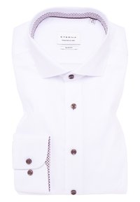 Witte slim-fit shirt gemaakt van gestructureerde stof, met een gepatterneerde kraag,bruine knopen en een manchetknoop met één knop. Etiket zichtbaar aan de binnenkant van de kraag.