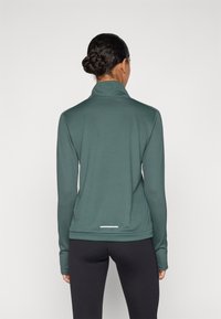 Nike Performance DRI-FIT PACER - Majica z dolgimi rokavi - vintage green/reflective silver
