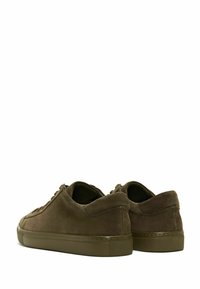 Braune Wildledersneaker mit strukturierter Oberfläche, abgerundeten Zehen, Schnürdesign und Gummisohlen. Verfügt über perforierte Details zur Atmungsaktivität.