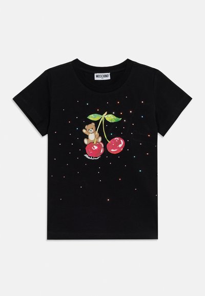 Μαύρο κοντομάνικο μπλουζάκι με γραφικό ενός αρκουδάκι που κάθεται πάνω σε ζευγαρωτά κόκκινα κεράσια με πράσινα φύλλα, περιτριγυρισμένο από μικρές πολύχρωμες κουκκίδες.