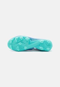 La suola della scarpa presenta una base in gomma turchese testurizzata con un motivo a zigzag, circondata da un materiale superiore in rete blu.