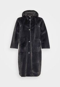 Manteau en fausse fourrure noire avec une capuche, fermeture à bouton à l'avant et deux poches plaquées. Le matériau a une texture douce et veloutée.