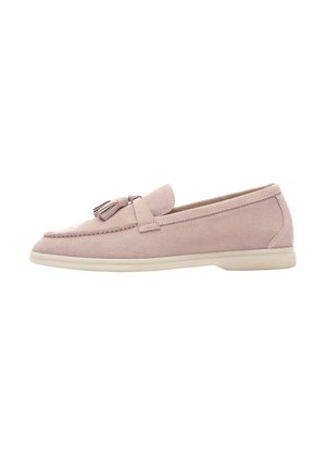 Zapato de ante rosa claro tipo deslizante con puntera redondeada y acento de borlas. Presenta una textura suave y una suela de goma beige.