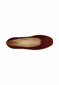 Scarpa piatta in suede bordeaux con punta arrotondata e soletta perforata. L'interno presenta un logo impresso e accenti hardware minimi.