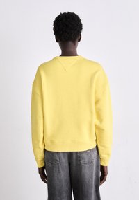Tommy Jeans BADGE CREW - Felpa - yellow dahlia