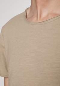 Selected Homme SLHMORGAN SS O-NECK TEE W NOOS - T-shirt básica - chinchilla