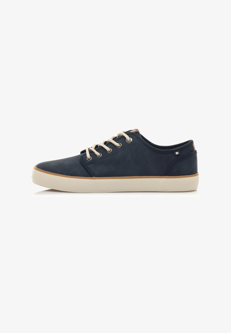 Sneaker in pelle blu navy con lacci beige, suola in gomma e design pulito. Presenta dettagli di cucitura e un piccolo logo accentuato sul tallone.