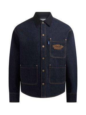 Mørk denimjakke med knappet front, to store lommer og en brystlomme. Har kontrastfarget oransje broderi og gyldne knapper.