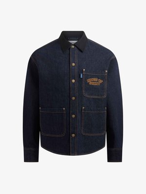 Czarna dżinsowa kurtka z zapinaniem na guziki, dwóch dużych kieszeniach i kieszeni na piersi. Ozdobiona kontrastowym pomarańczowym haftem i złotymi guzikami.