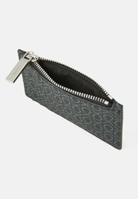 Cartera con cremallera en material negro texturizado, que presenta un sutil patrón de logotipos. El diseño se completa con herrajes plateados y un forro interior suave.
