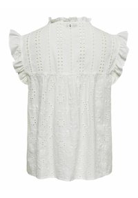 Blouse blanche sans manches avec broderie anglaise, manches courtes volantées et col montant avec un petit bord volanté.
