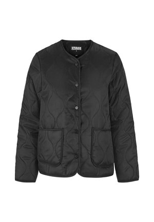 Giacca nera trapuntata con scollatura rotonda, chiusura frontale a bottoni e due tasche a toppa. Il tessuto ha una texture liscia e opaca con un motivo a onde.