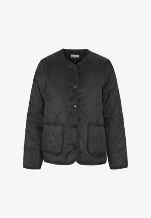 Schwarze gesteppteJacke mit rundem Halsausschnitt, vorderer Knopfleiste und zwei aufgesetzten Taschen. Der Stoff hat eine glatte, matte Textur und ein Wellenmuster.