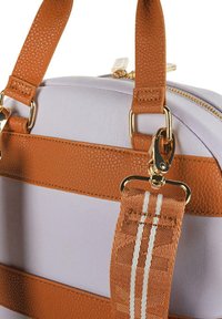 Bolso sintético lavanda con asas de cuero marrón texturado. Presenta herrajes dorados y una correa tejida con un diseño de rayas blancas.