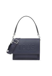 Borsa in pelle blu navy con logo "TOUS" in rilievo, dotata di tracolla removibile con testo, finiture in argento e design strutturato.