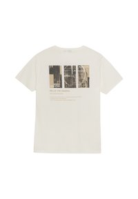 Witte katoenen t-shirt met een grafische print op de achterkant, bestaande uit meerdere panelen en tekst in aardetinten. Korte mouwen en een ronde halsontwerp.