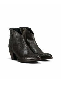 Bottines en cuir marron avec un motif texturé en peau de serpent, bout pointu et petit talon carré. Elles sont dotées d'une fermeture éclair sur le côté.