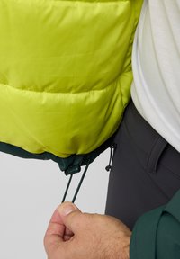 Veste isolante vert lime avec une surface texturée, dotée d'un cordon de serrage réglable à l'ourlet et de accents vert foncé.
