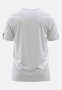 Camiseta de manga corta gris claro en una textura lisa, con cuello redondo y un pequeño parche de logo en la manga izquierda.