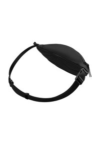 Bolso de bolsa negro con un diseño curvado, fabricado en material suave; cuenta con un cierre de cremallera y una correa ajustable para un uso seguro.