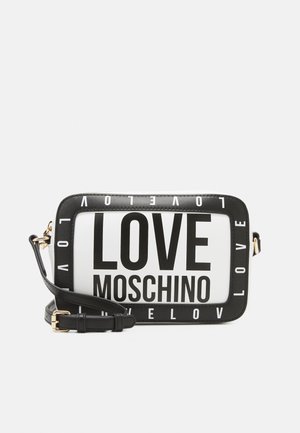 Sort-hvid Moschino crossbody taske med en rektangulær form, glat lædermateriale, fremtrædende "LOVE" grafik og justerbar rem.