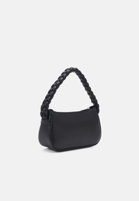 Melnas rokassomas ar pārvītu rokturi, izgatavota no gludas materiāla, ar rāvējslēdzēju, noapaļotu formu un minimālistiskiem dizaina akcentiem.