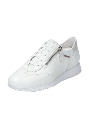 Sneaker blanc en cuir lisse et perforé avec un bout arrondi, un devant à lacets plats et un détail de fermeture éclair sur le dessus.