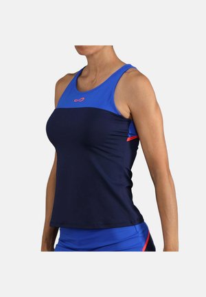 Vrouw draagt een mouwloos navyblauw en blauw sporttopje met rode accenten, getoond van schouders tot heupen tegen een effen achtergrond.