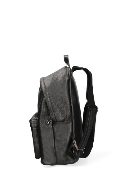 Zaino in pelle nera con superficie testurizzata, spallacci imbottiti, tasca laterale e chiusura con patta, dotato di manico superiore per diverse opzioni di trasporto.