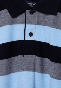 Poloshirt in marineblau, hellblau und grau mit Streifen. Verfügt über einen Kragen, eine Drei-Knopf-Leiste und einen strukturierten Strickstoff. Markenlabel sichtbar.