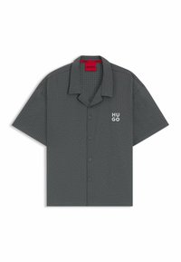 Kurzarmhemd aus strukturiertem, dunkelgrauem Stoff mit spitzem Kragen, Frontknöpfen und weißem "HUGO"-Logo auf der Brust.