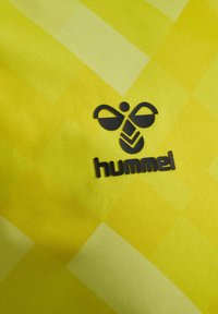 Ljusgul tyg med ett diagonalt rutmönster; har en svart logotyp med en stiliserad bi-design och texten "hummel" nedanför.