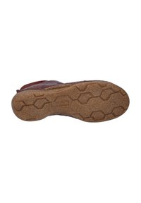 Semelle en caoutchouc marron avec un motif hexagonal, présentant une finition texturée. Une couture visible le long du bord supérieur assure durabilité et style.