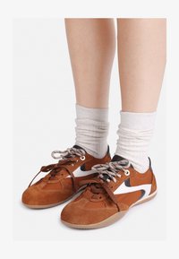 Selected, cognac/black/off white