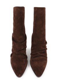 Une paire de bottes mi-mollet en daim marron foncé, à bout pointu, avec une texture supérieure douce et lâche, et une semelle noire.