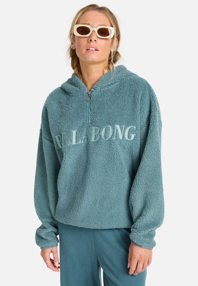 Teal fleece pullover hoodie met een half-rits en geborduurd "BONG"-logo. Heeft een losse pasvorm en lange mouwen met ribgebreide manchetten.