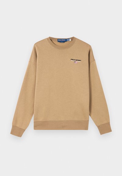 Sweatshirt castanho com gola redonda e mangas longas. Apresenta o logótipo "POLO SPORT" em preto e uma pequena bandeira americana como detalhe no peito.
