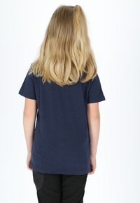 Mørkeblå bomulds t-shirt med korte ærmer, enkelt design og en lige pasform. Båret med sorte bukser, set bagfra.
