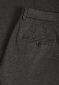 Mörkgrå byxor med texturerad tyg, en bakficka med knappstängning och skräddarsydda midjedetaljer.