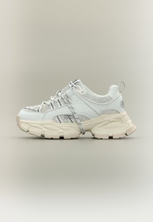 Balti ir smėlio spalvos stambūs sportbačiai su tinkliniais intarpais, storu padu, kilpa ant kulno ir prekės ženklo logotipu šone bei gale.