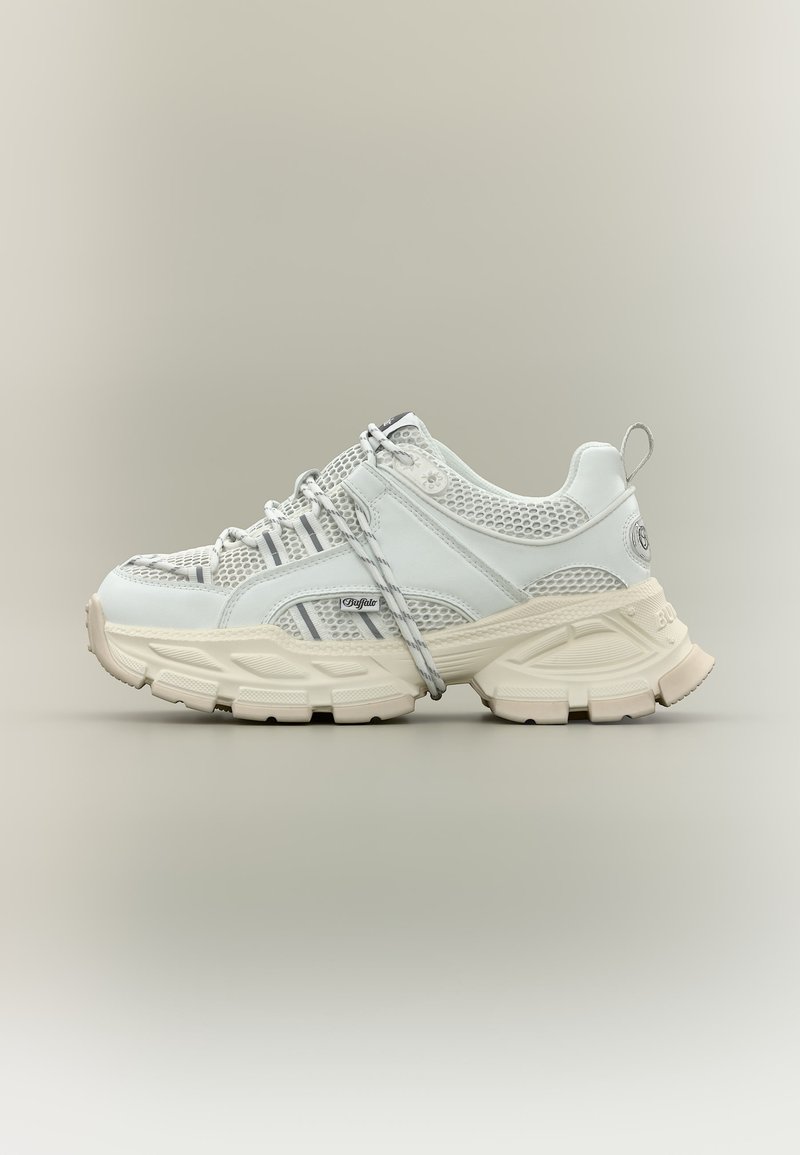 Λευκό και μπεζ chunky αθλητικό παπούτσι με πλέγμα πάνελ, χοντρή σόλα, θηλιά για τράβηγμα στη φτέρνα και λογότυπο της μάρκας στο πλάι και πίσω.