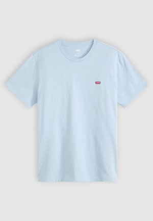Camiseta de algodón azul claro con mangas cortas, cuello redondo y un pequeño logo rojo de Levi's en el lado izquierdo del pecho. Textura suave, diseño sencillo.