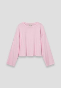 Rosa langärmliger Crop-Top aus weichem Stoff, mit runder Halslinie, überschnittenen Schultern und lockerer Passform. Einfaches Design ohne Muster.