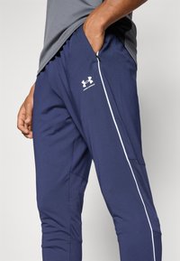 Under Armour CHALLENGER TRAINING - Tréningruha alsók - midnight navy/white