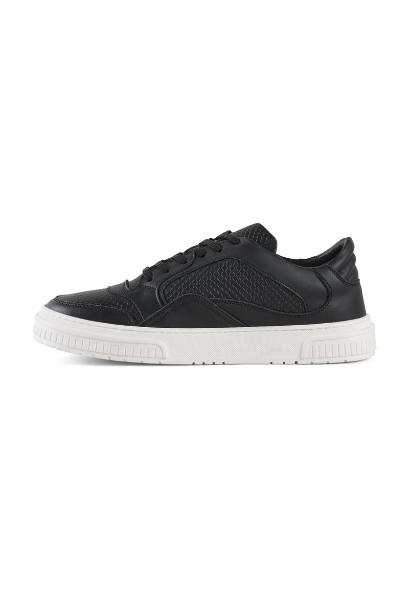 Sneaker black in pelle con dettagli in mesh, suola in gomma bianca, punta arrotondata e design con lacci. Corpo testurizzato con materiali a contrasto.