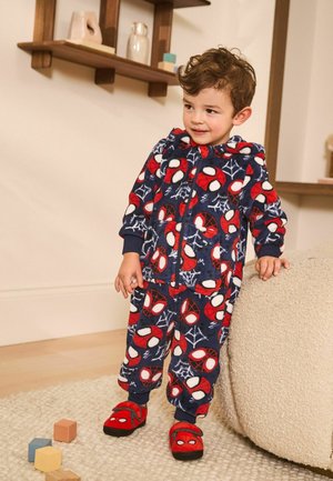 Blå fleece heldragt med Spider-Man print; røde og hvide detaljer; hætte-design; matchende røde slippers med Spider-Man øjne; blød tekstur.