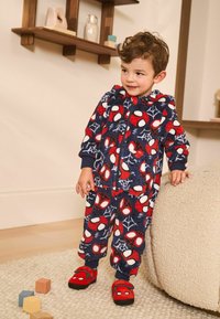 Niebieski polarowy kombinezon z motywem Spider-Mana; czerwone i białe akcenty; kaptur; dopasowane czerwone kapcie z oczami Spider-Mana; miękka tekstura.